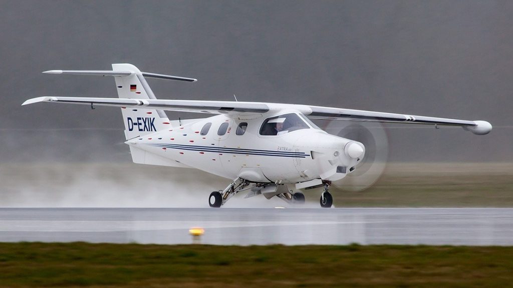 Взлет Extra EA 400