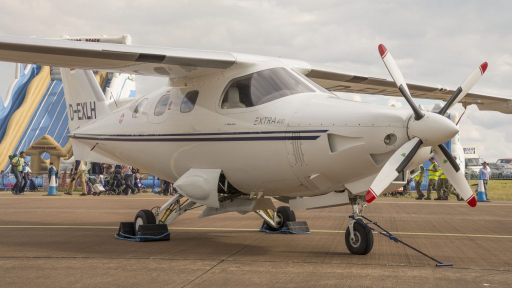 Extra EA-400 на стоянке